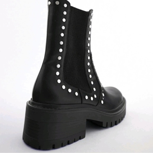 ZARA TREADED LOW HEEL STUDDED ANKLE - Picture 3 of 4